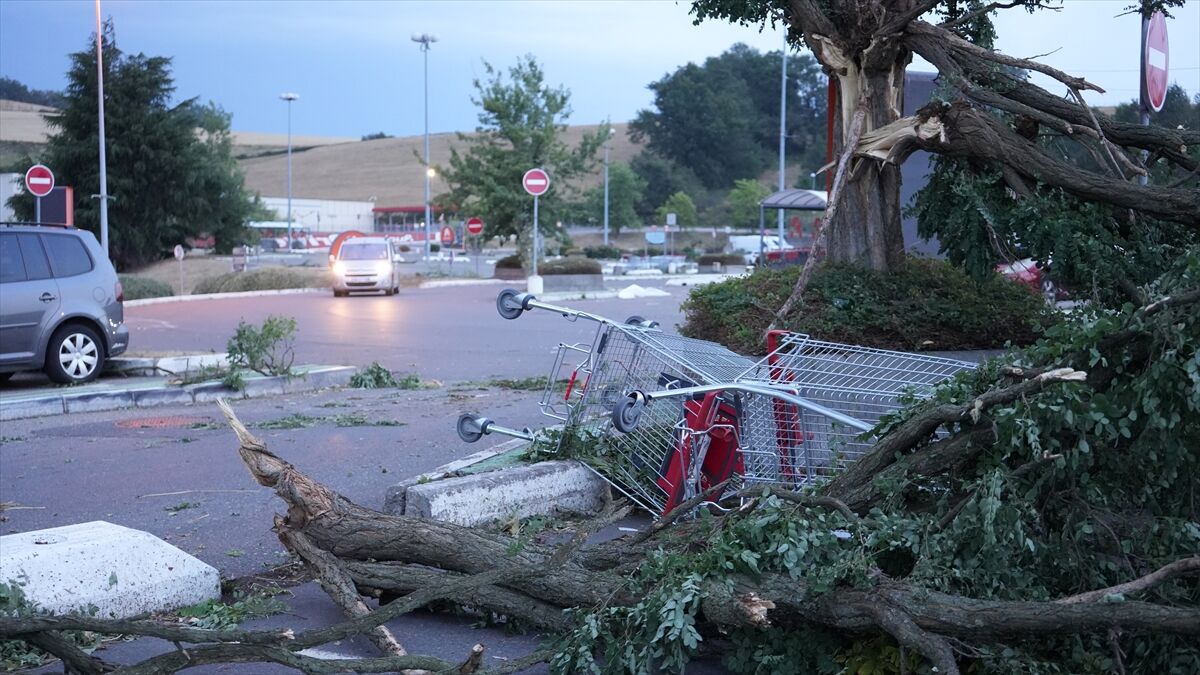 Fransa'nın güneyinde etkili olan kasırga hasara yol açtı