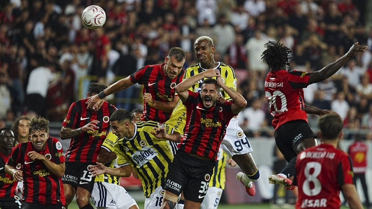 Gençlerbirliği Fenerbahçe'yi 2-1 mağlup etti