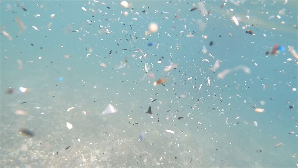 Güneyden esen rüzgar, Akdeniz kıyılarında plastik atık birikimine neden oluyor