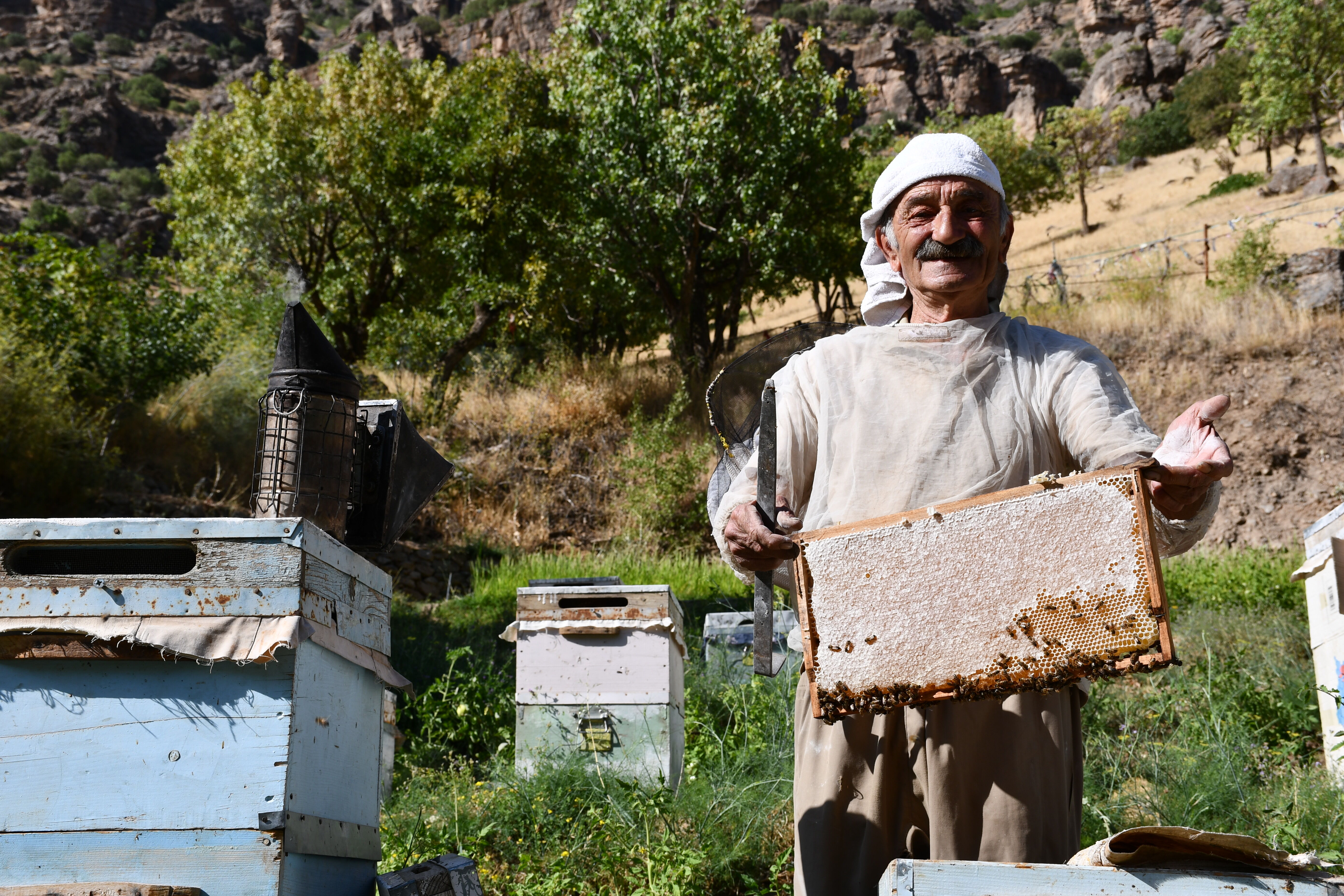 Hakkarili arıcı 51 yıldır mesleğini sürdürüyor