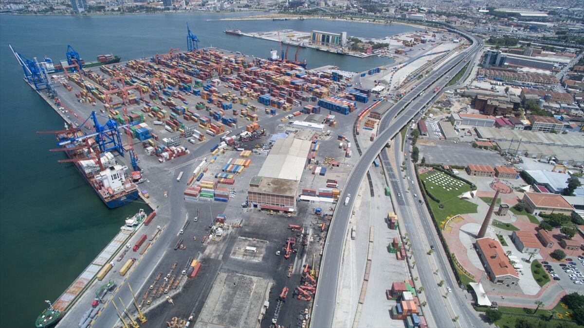 İzmir Limanı'nın Türkiye Varlık Fonu'na devri tamamlandı