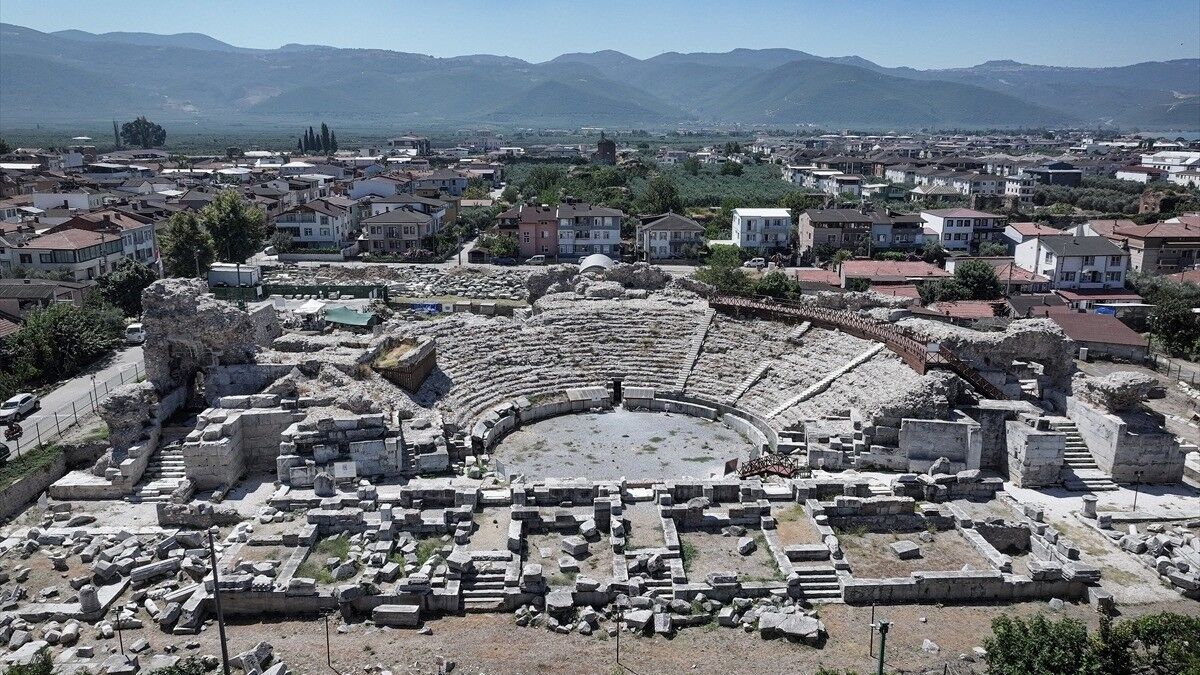 İznik Roma Tiyatrosu'ndaki nekropolde bulunan iskeletlerde veba bulgusuna rastlandı