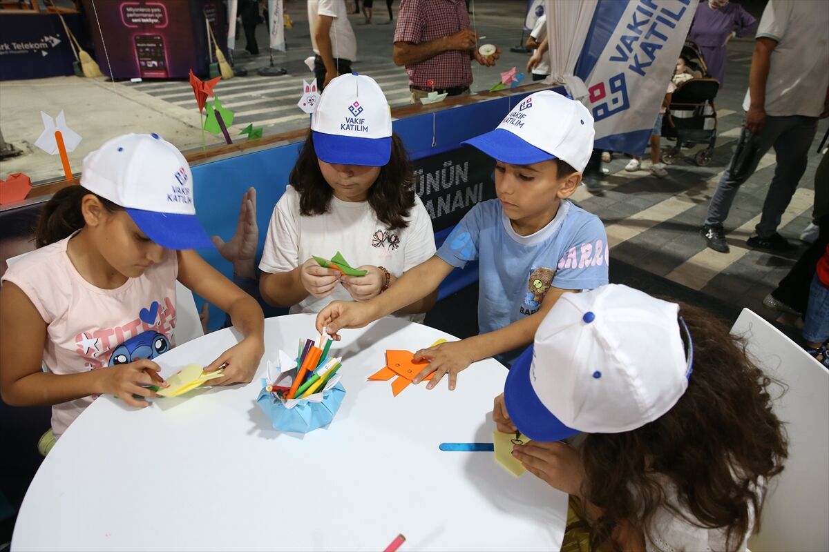 Kahramanmaraş'taki Ağustos Fuarı'nda çocuklar origami yapmayı öğreniyor