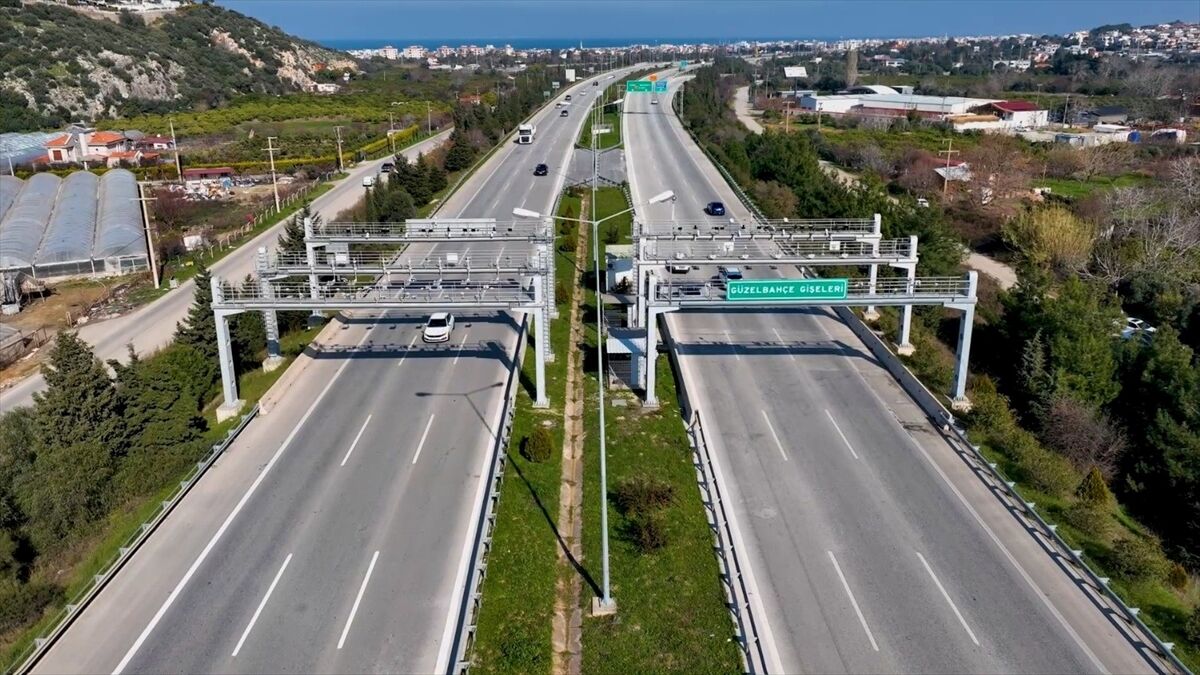 Kara yollarında serbest geçiş başladı, eski gişeler kaldırılıyor