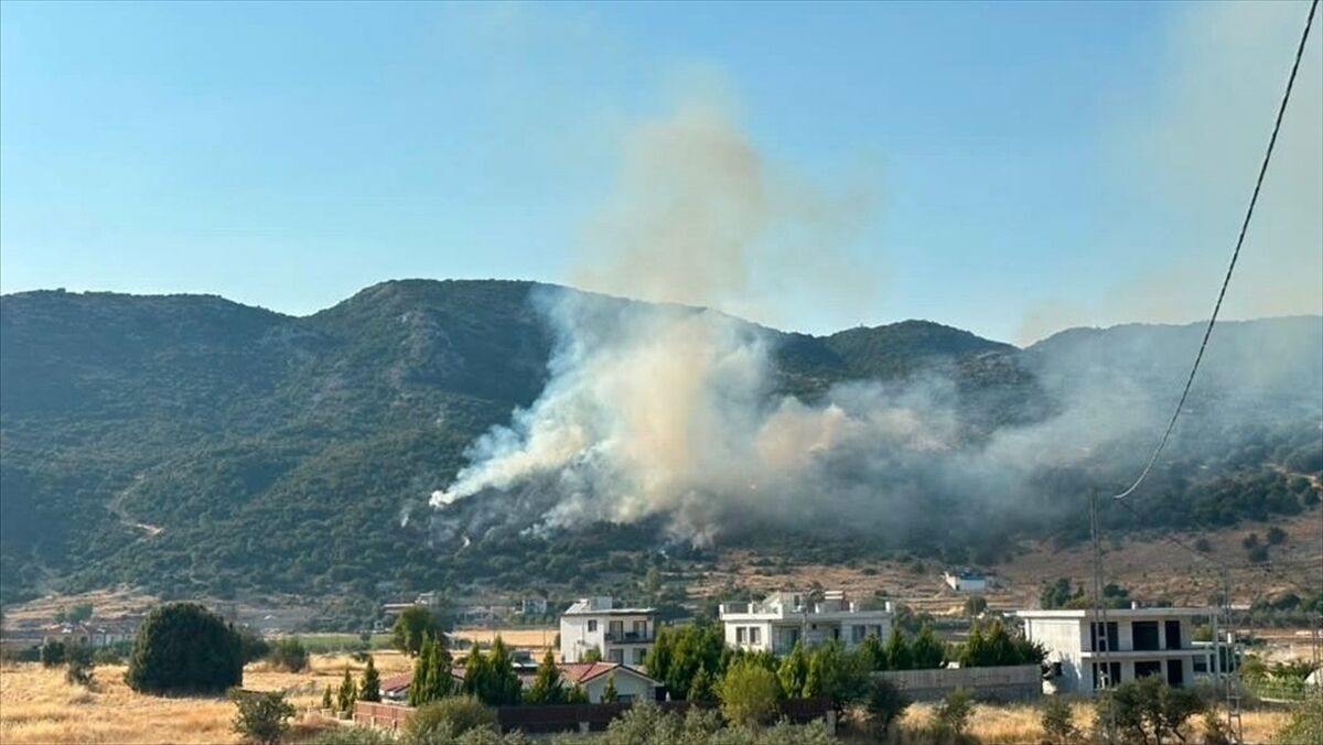 Kaş'ta makilik alanda çıkan yangına müdahale ediliyor