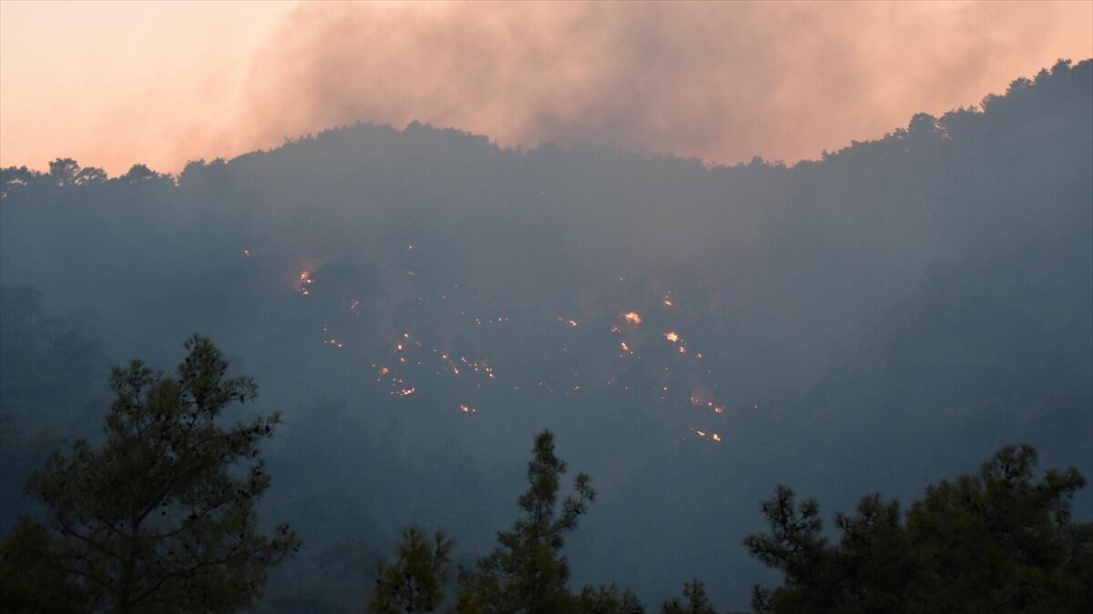 Kemer'deki orman yangını kontrol altına alındı