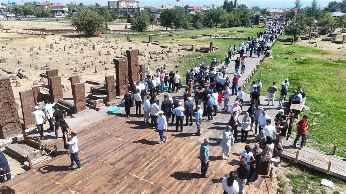Malazgirt Zaferi'nin 955. yılında Ahlat'taki Selçuklu Meydan Mezarlığı'na ziyaretçi akını