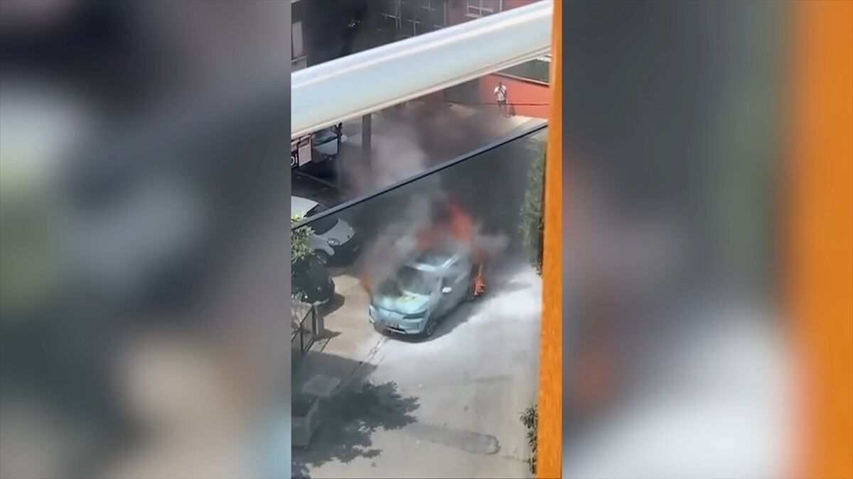 Maltepe'de park halindeki elektrikli otomobil yandı