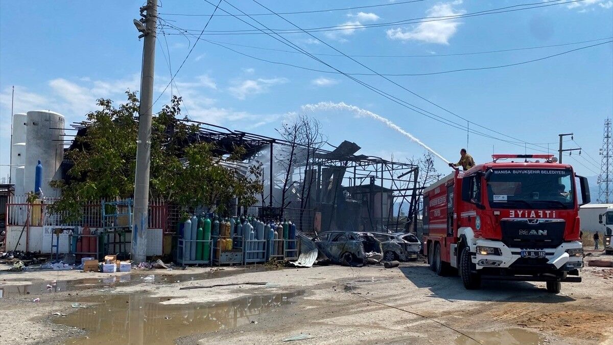 Manisa'da oksijen dolum tesisinde çıkan yangında 2 kişi hayatını kaybetti, 2 kişi yaralandı