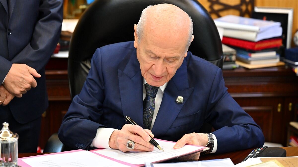 MHP Genel Başkanı Devlet Bahçeli'den 'çerçeve yasa' imzası