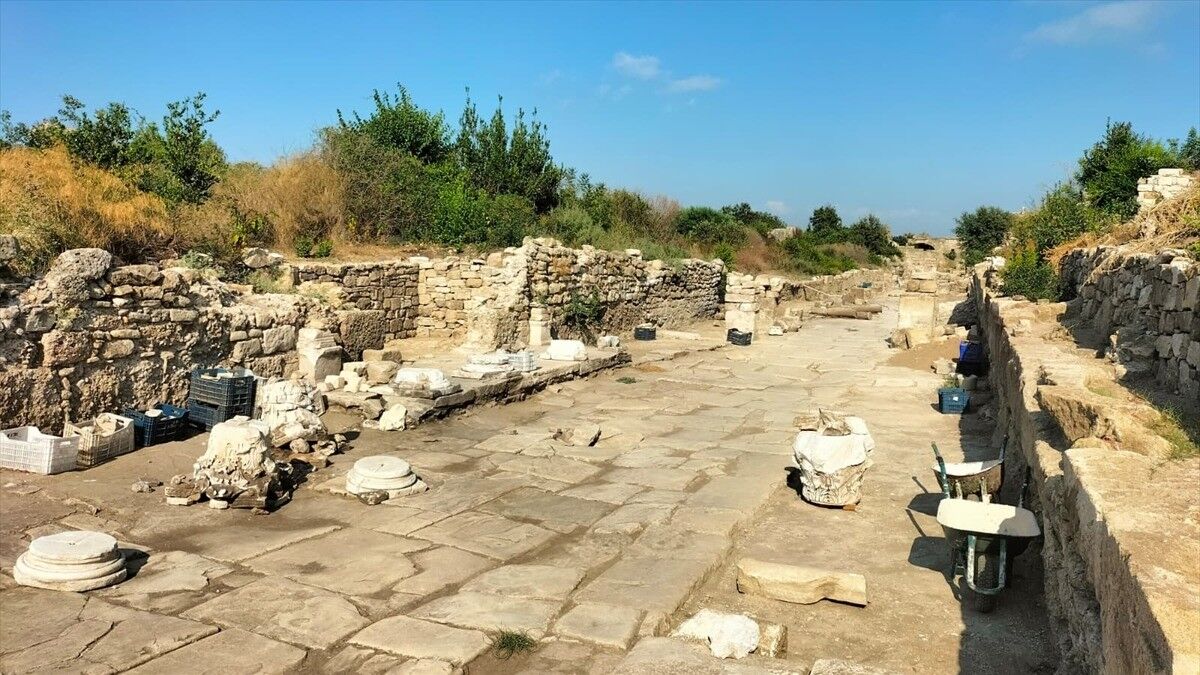 Side'de antik kentin görkemli kapısı yeniden gün ışığına çıktı