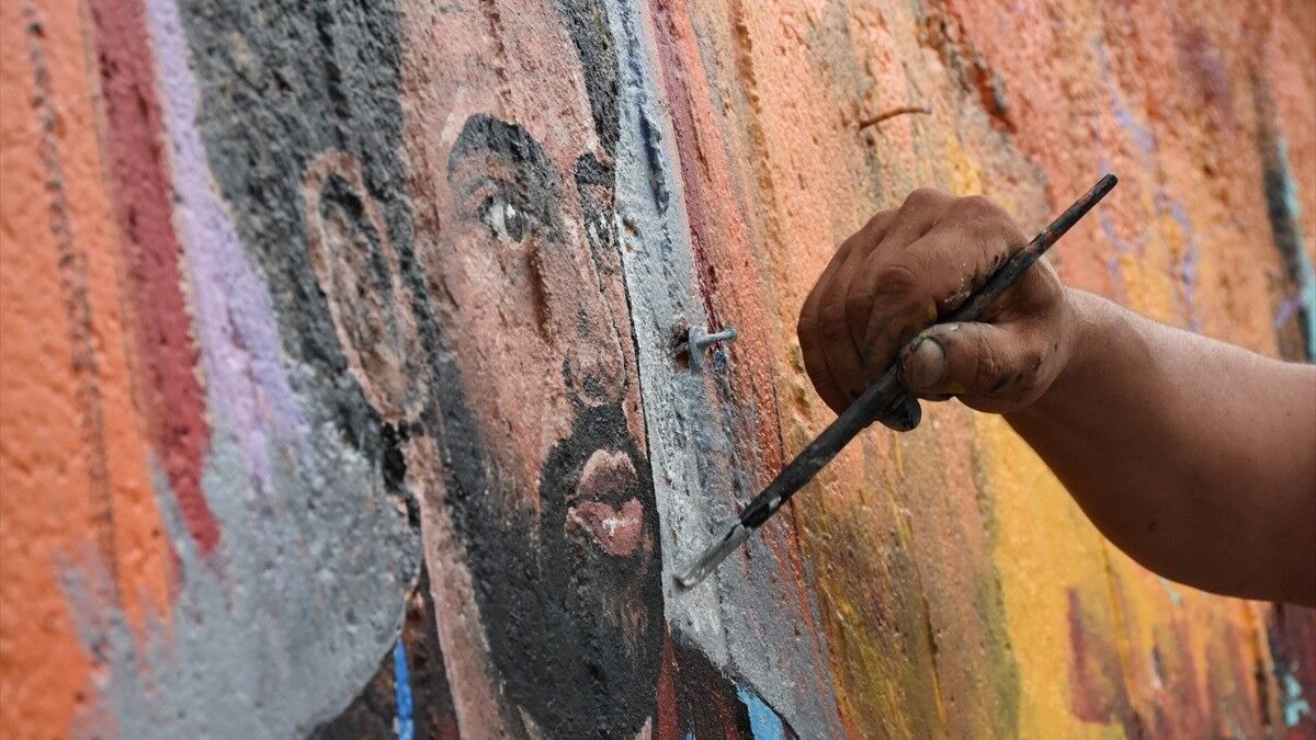 Trabzon'da Muhammed Salah sevgisi duvara resmedildi