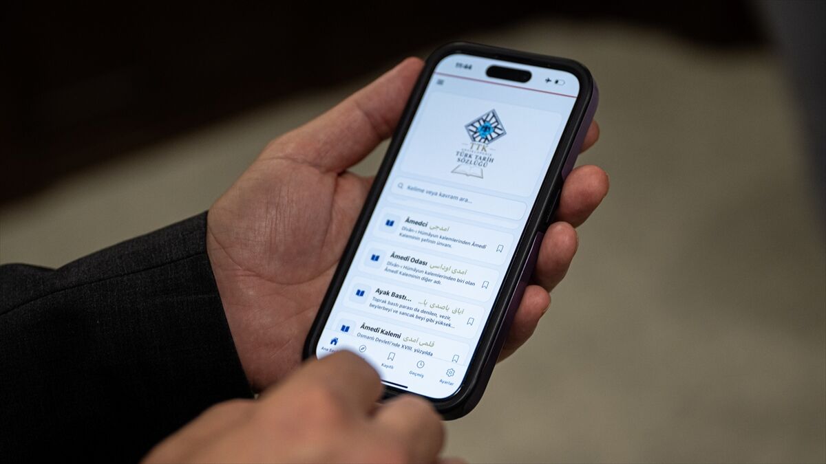 Türk Tarih Kurumu 'Ansiklopedik Türk Tarih Sözlüğü'nün mobil uygulamasını kullanıma açtı