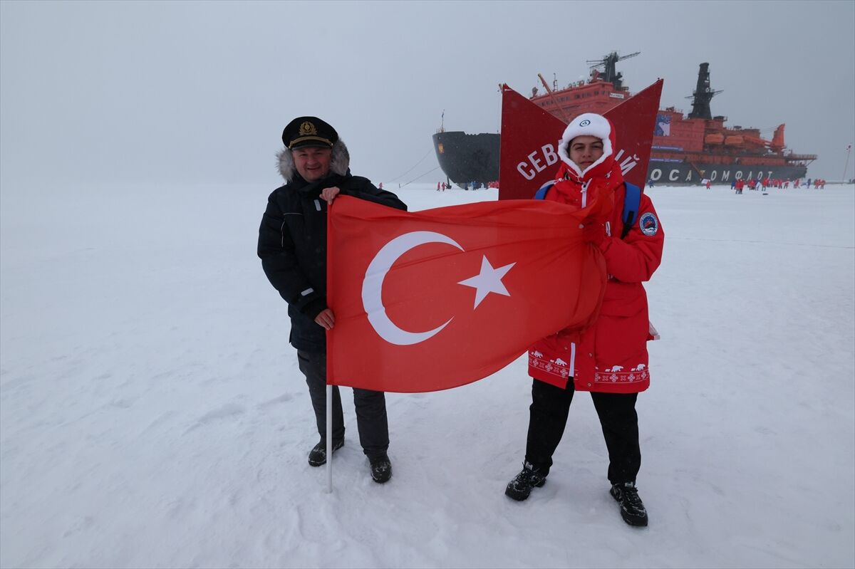 Uluslararası keşif gezisine katılan Türk genç, Kuzey Kutbu'nda Türk bayrağını dalgalandırdı