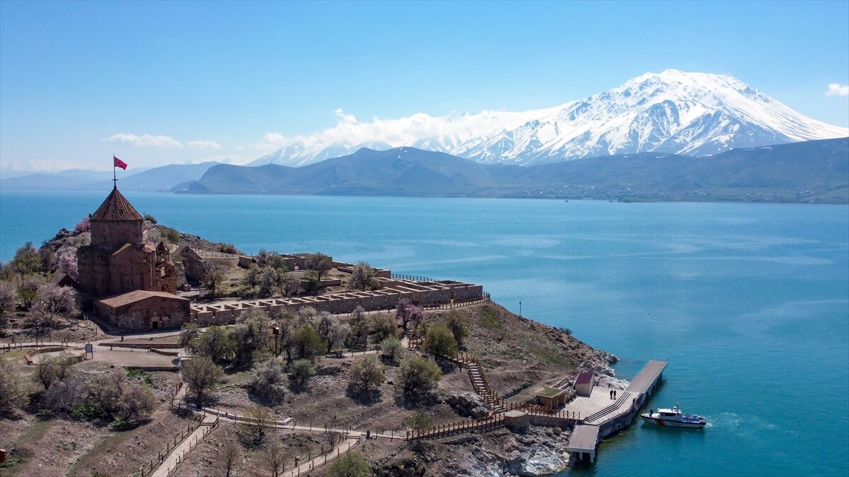 Van ile Bitlis sınırlarındaki alan 'Van Gölü Deveboynu Yarımadası Milli Parkı' ilan edildi