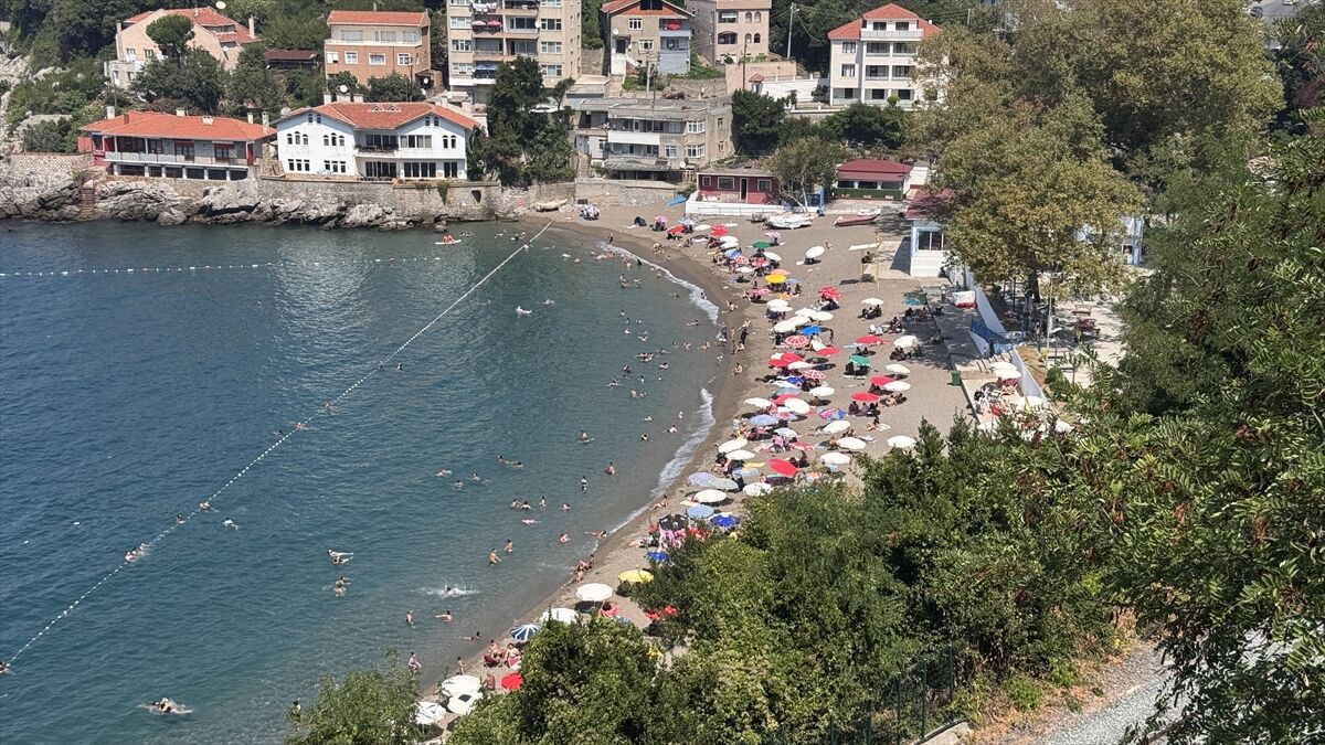 Zonguldak'ta sıcaktan bunalanlar plajlarda serinledi