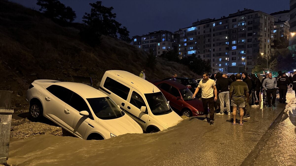 Ankara'da sel nedeniyle çöken yolda çok sayıda araç hasar gördü
