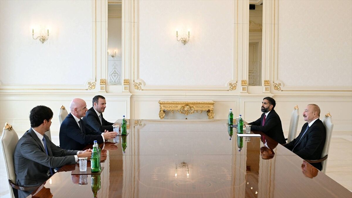 Azerbaycan Cumhurbaşkanı Aliyev, FIFA Başkanı Infantino'yu kabul etti