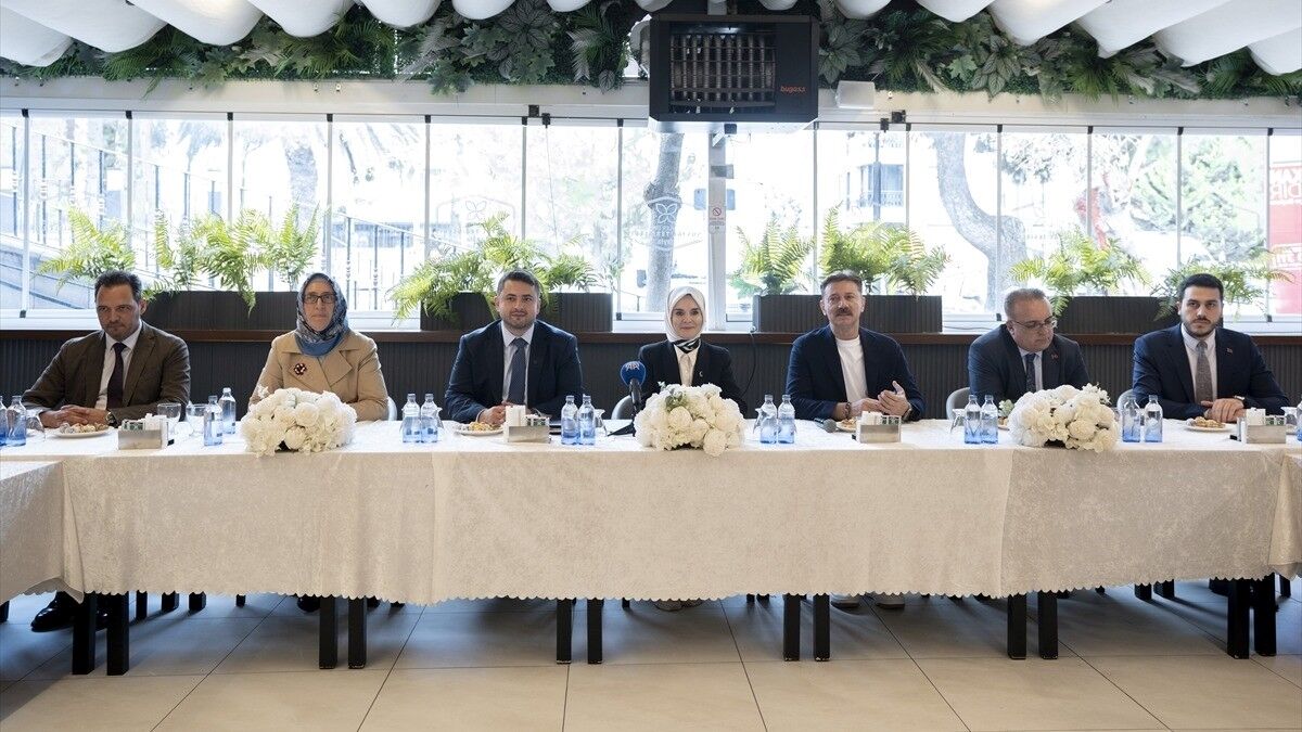 Bakan Göktaş, 'Türkiye Yüzyılı Buluşmaları' kapsamında Bahçelievler'de muhtarlarla buluştu