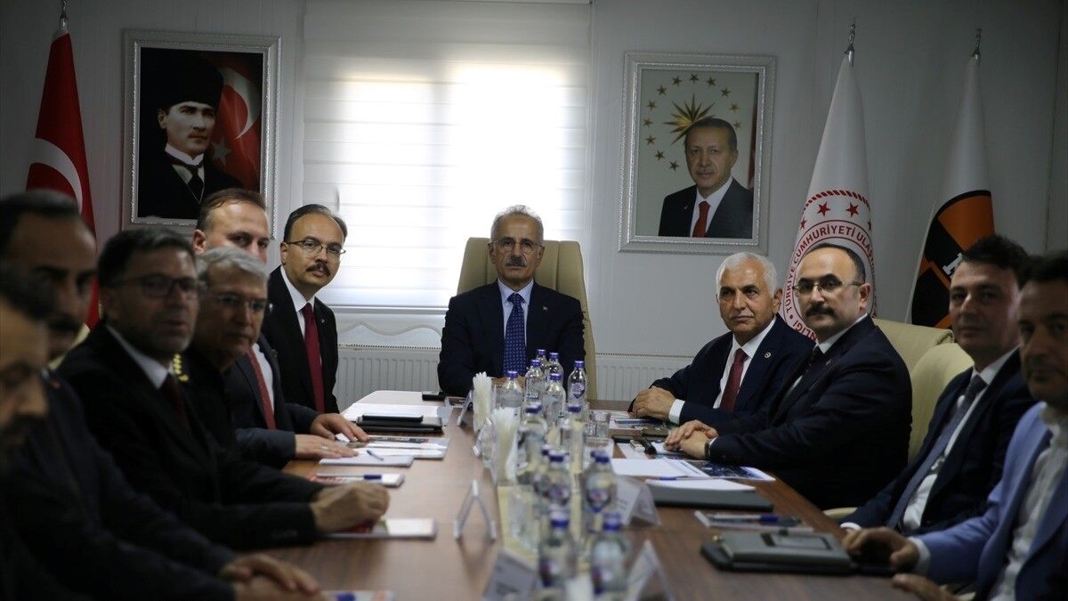 Bakan Uraloğlu, Siirt-Pervari Yolu ve Siirt-Kurtalan Demir Yolu çalışmalarını inceledi