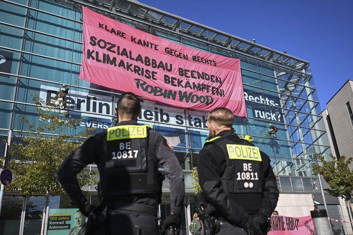 Berlin'de çevreciler, Başbakan Merz'in partisi CDU'nun genel merkezinde eylem yaptı
