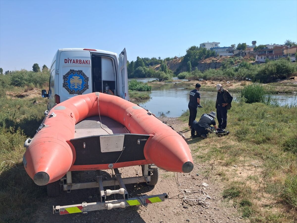 Dicle Nehri'nde mahsur kalan keçiler kurtarıldı