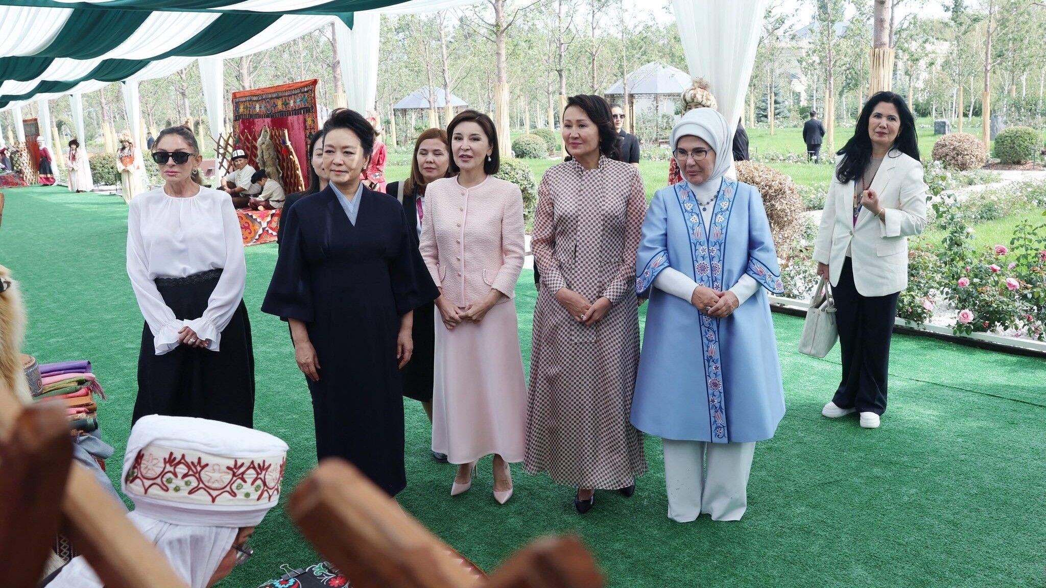 Emine Erdoğan, Kırgızistan'da lider eşleriyle buluştu