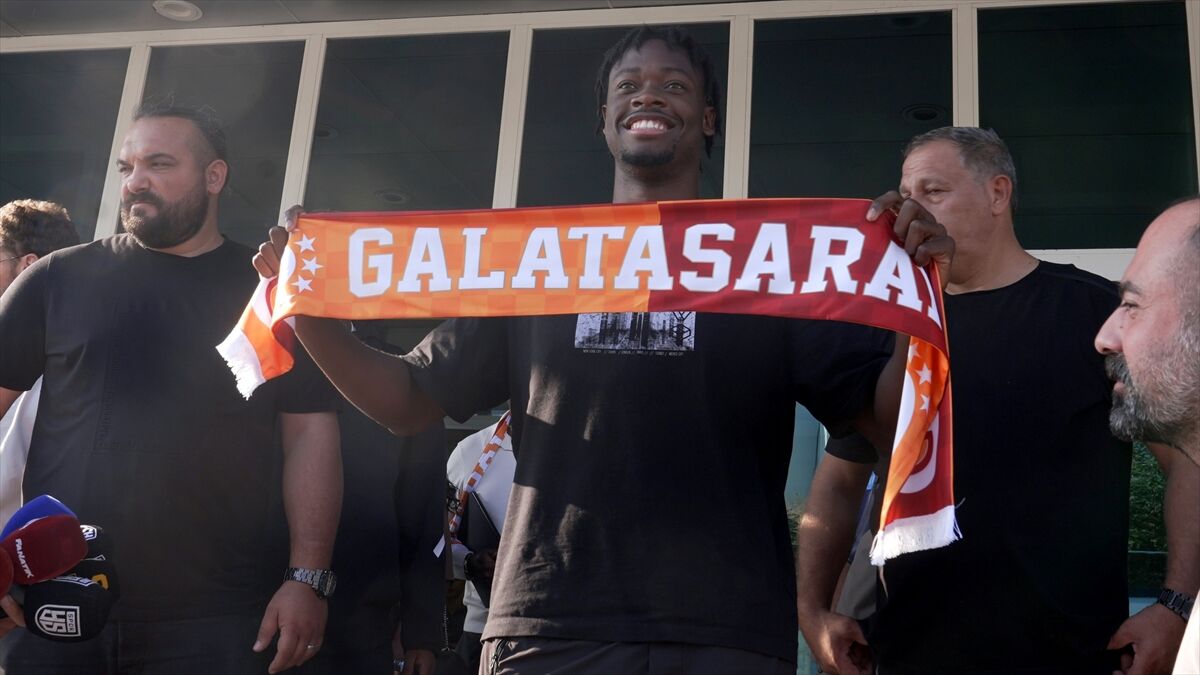 Galatasaray, Fransız futbolcu Bitshiabu'yu kadrosuna kattı