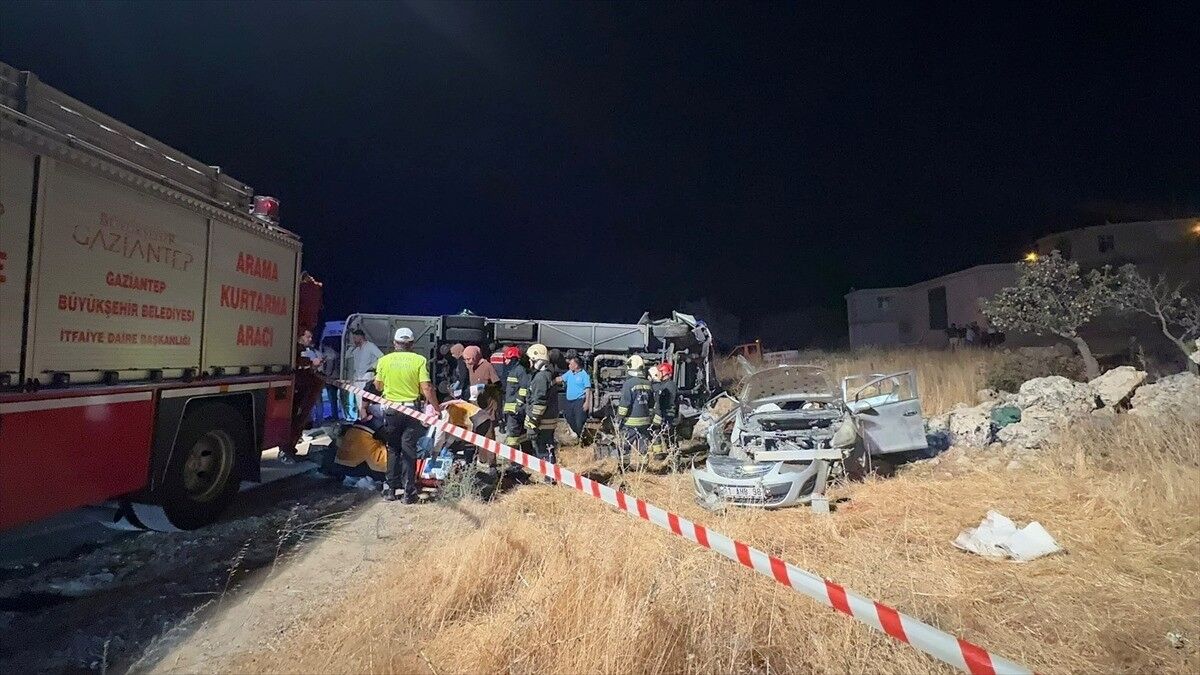 Gaziantep'te yolcu midibüsü ile otomobilin çarpışması sonucu 7 kişi hayatını kaybetti, 13 kişi yaralandı