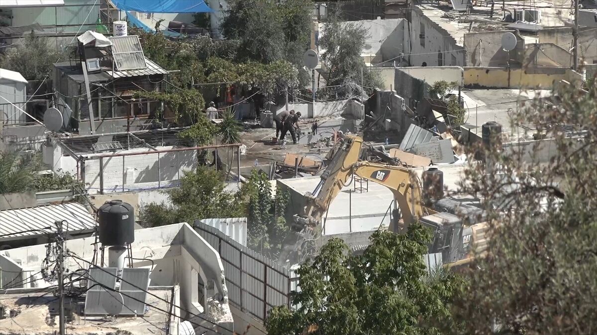 İsrail güçleri Kudüs'te Filistinlilere ait bir ev ile tarım amaçlı kullanılan yapıyı yıktı