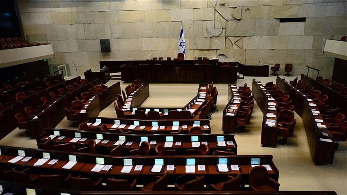 İsrail'deki ankete göre Netanyahu bloğu mecliste 49 sandalyeye gerilerken muhalefet yükselişte