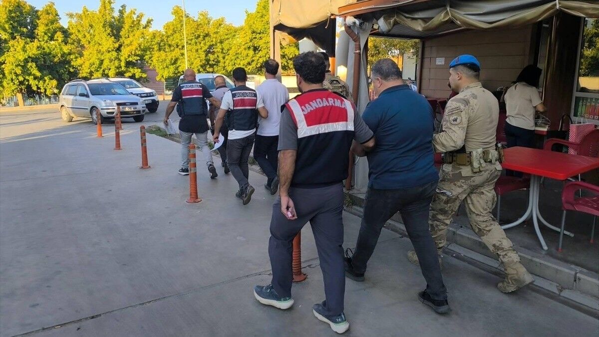 İzmir'de FETÖ operasyonunda 21 şüpheli yakalandı