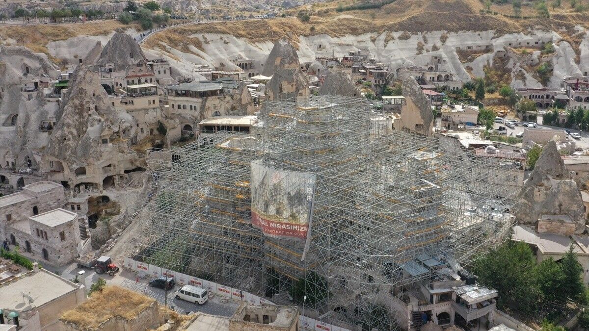 Kapadokya'da risk oluşturan peribacalarında restorasyon çalışmaları sürüyor