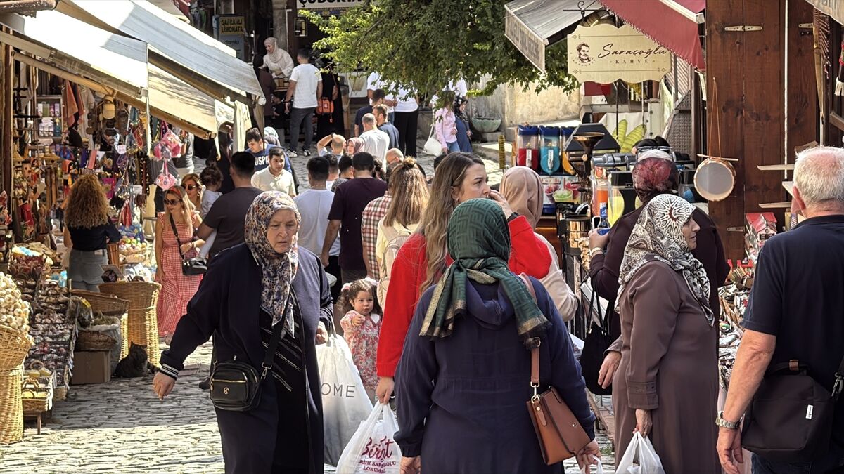 Karabük'ün tarihi konaklarıyla ünlü ilçesi Safranbolu'da hafta sonu yoğunluğu