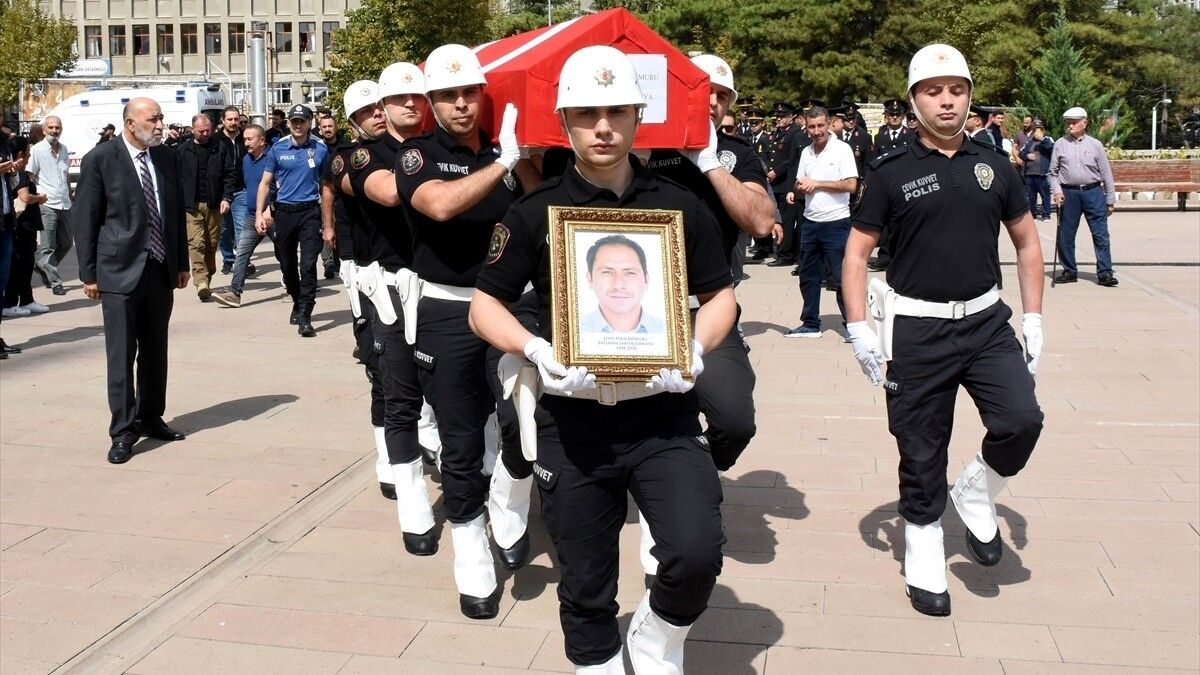 Kırıkkale'de trafik kazasına müdahale ederken başka bir aracın çarpması sonucu şehit olan polis için cenaze töreni