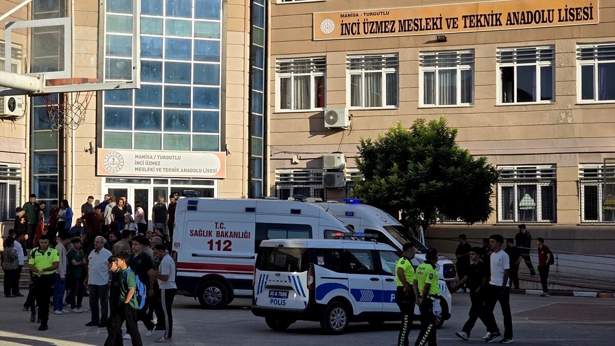 Manisa'da okul yakınında silahla ateş açıldı, 2'si ağır 11 öğrenci yaralandı