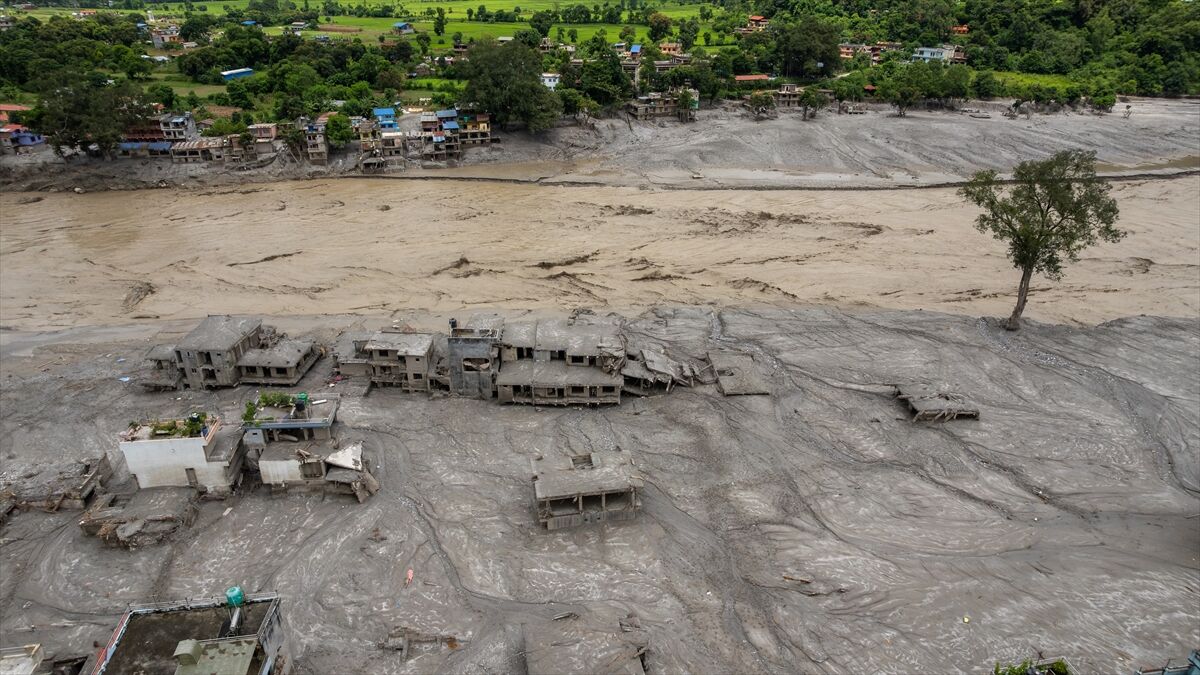 Nepal'deki sel felaketinde hayatını kaybedenlerin sayısı 1355'e çıktı