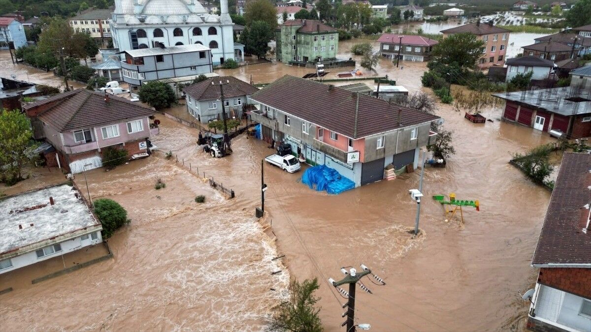 Sakarya'da kuvvetli yağış günlük yaşamı ve ulaşımı olumsuz etkiledi