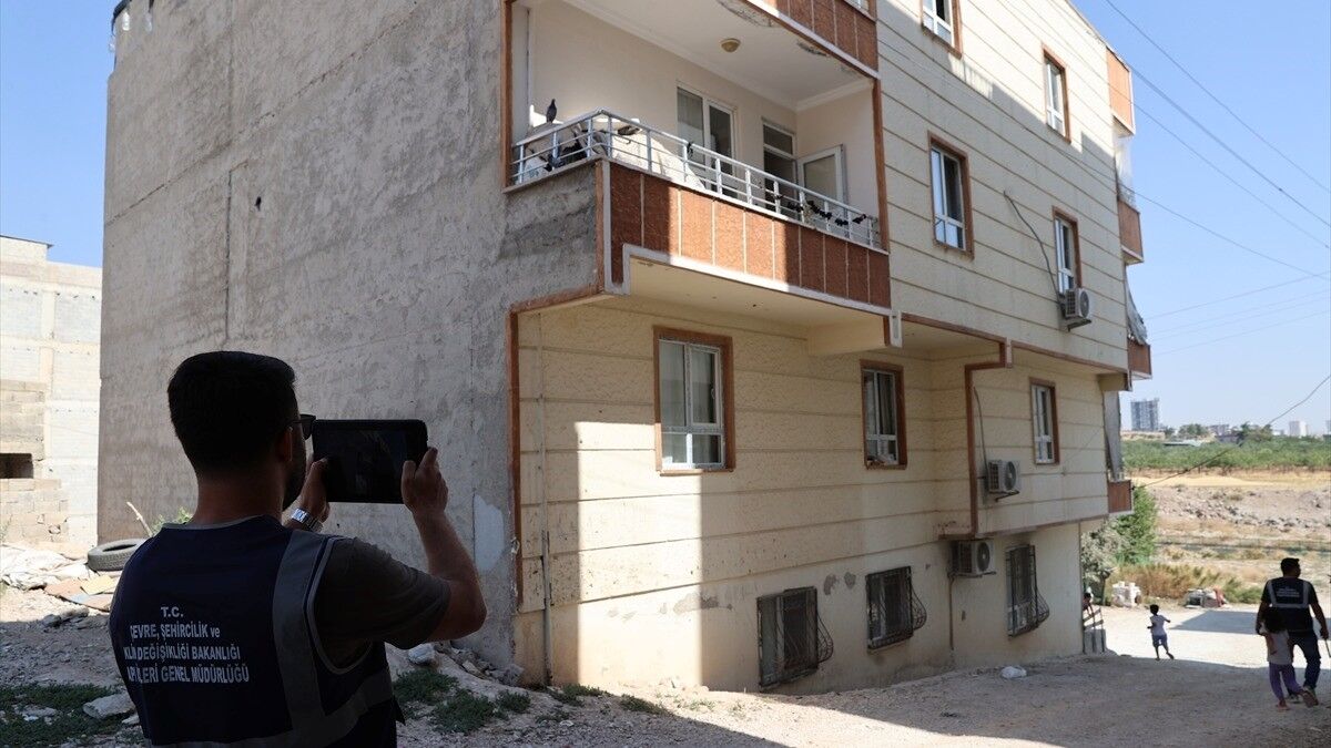 Şanlıurfa'da 5,4 büyüklüğündeki depremin ardından hasar tespit çalışmaları sürüyor