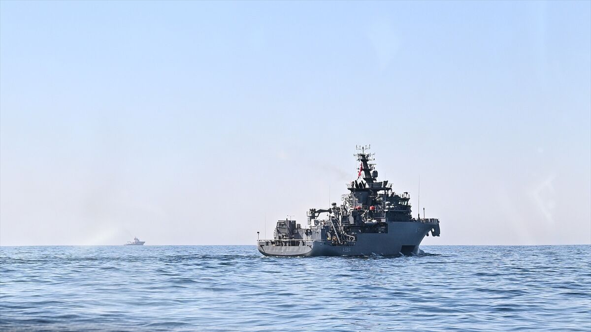 Silivri açıklarında batan gemi için arama çalışmaları hava ve deniz unsurlarıyla devam ediyor