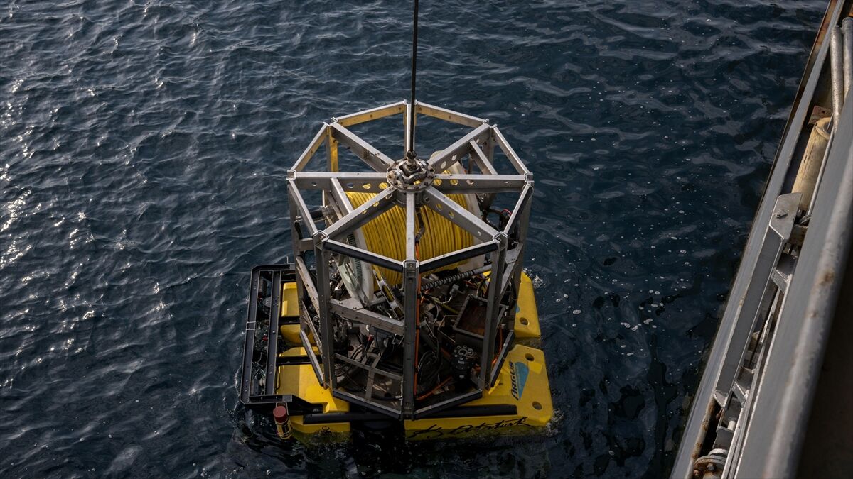 TCG Alemdar ve TCG Işın, Girne'de 550 metre derinlikte robotik dalış ve taramalarını sürdürüyor