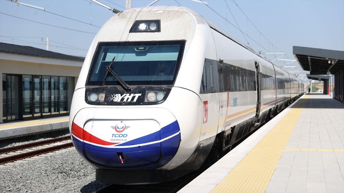 Türkiye'nin 170 yıllık demir yolu yolculuğu yeni yatırımlarla geleceğe taşınıyor