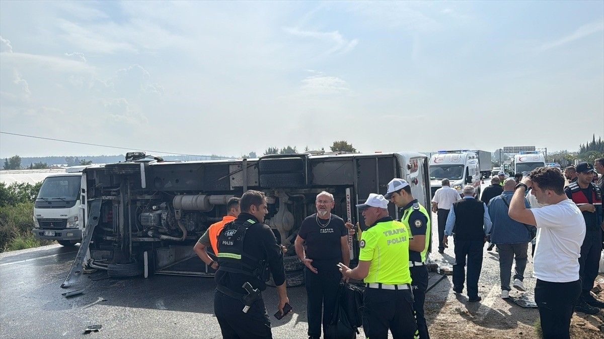 Antalya'da midibüsün devrilmesi sonucu 17 kişi yaralandı