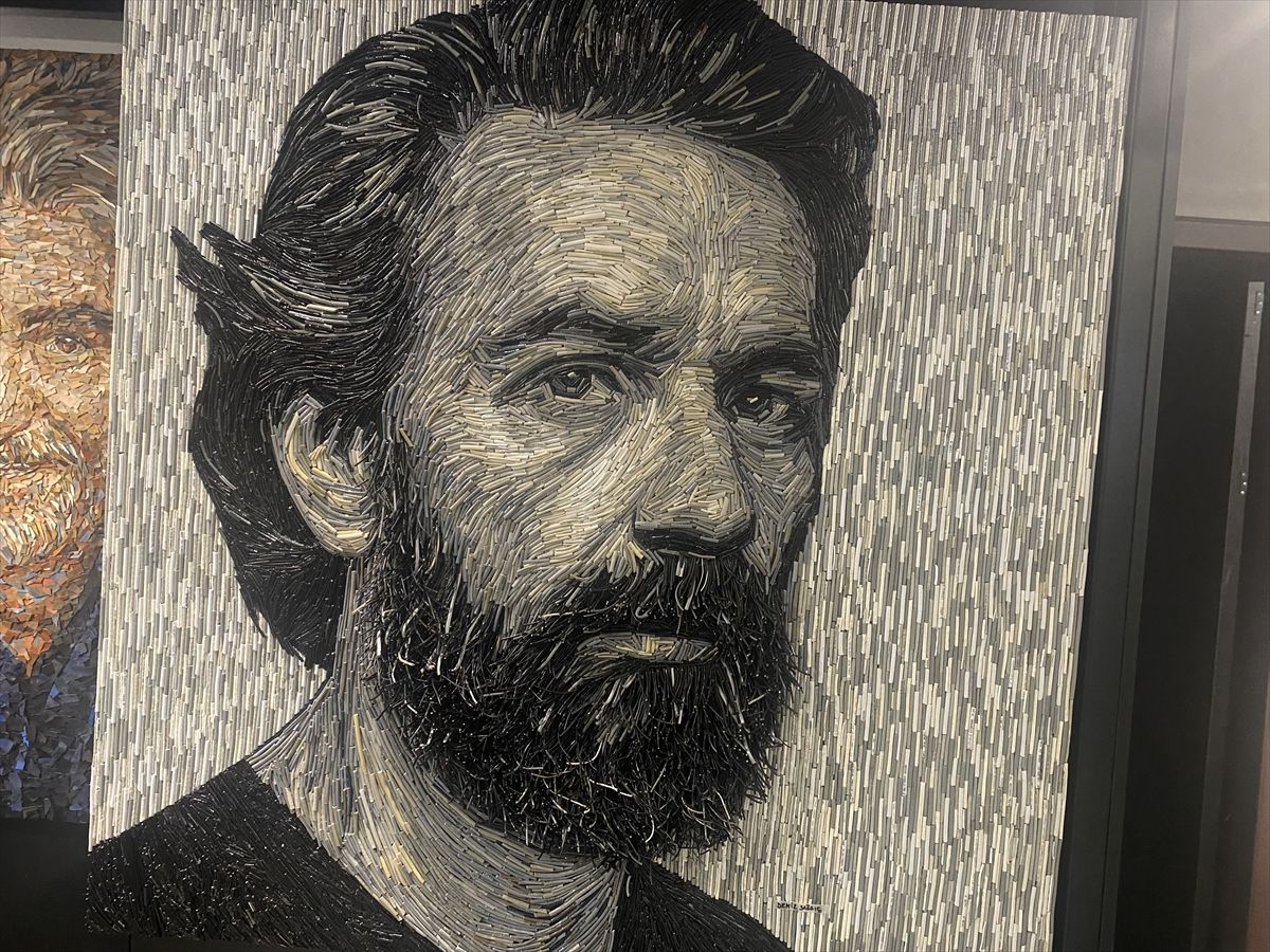 Atık malzemeler sanatçı Deniz Sağdıç'ın elinde sanat eserine dönüşüyor