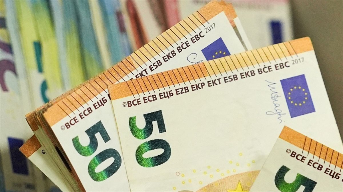Avrupa'da siyasi ve mali belirsizlik avroya değer kaybettiriyor