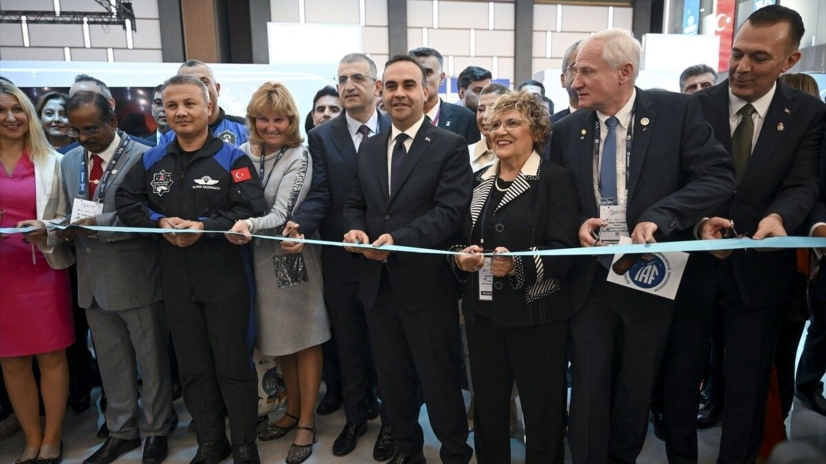Bakan Kacır, 77. Uluslararası Uzay Kongresi kapsamında fuar alanının açılışını yaptı
