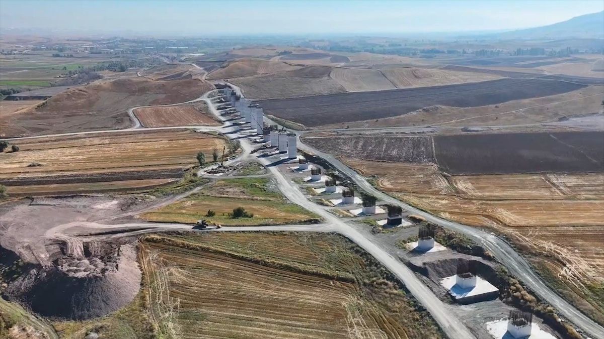 Bakan Uraloğlu: Ankara-Samsun hızlı demir yolu hattının Delice-Çorum etabında ilerleme yüzde 40'ı aştı