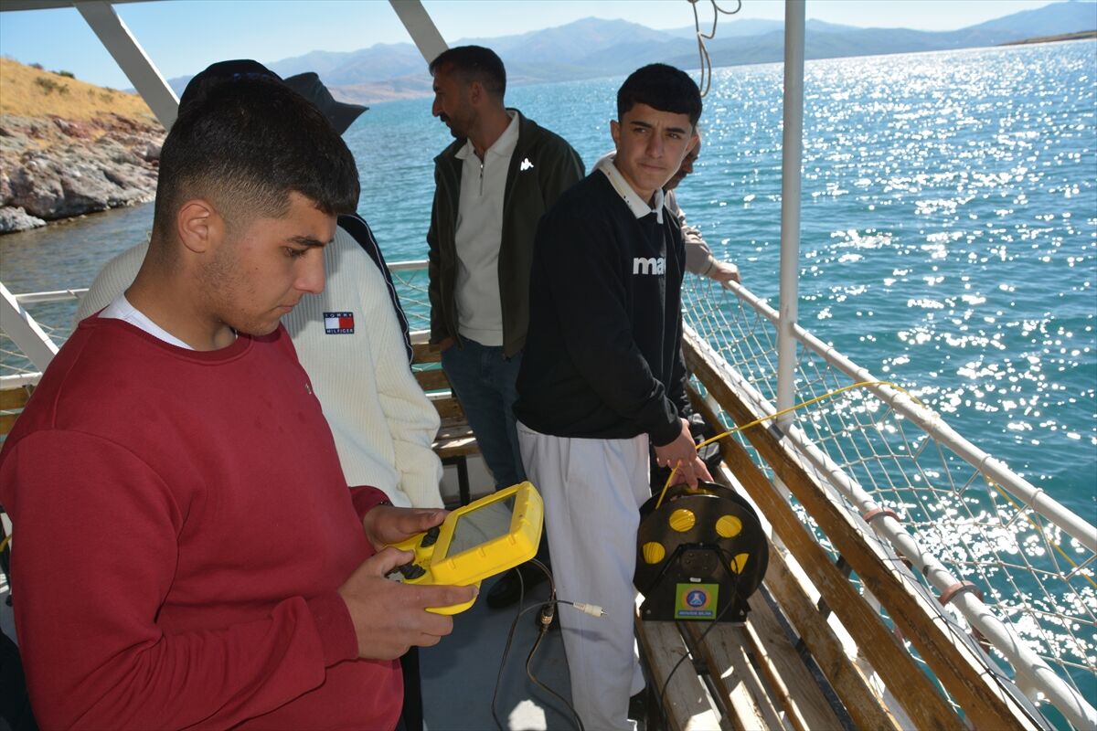 Bitlis'te öğrencilere su altı robotu kullanma eğitimleri devam ediyor