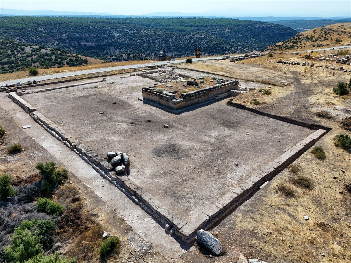 Blaundos'ta Kuzey Tapınağı'nı çevreleyen duvarın kalıntılarına ulaşıldı