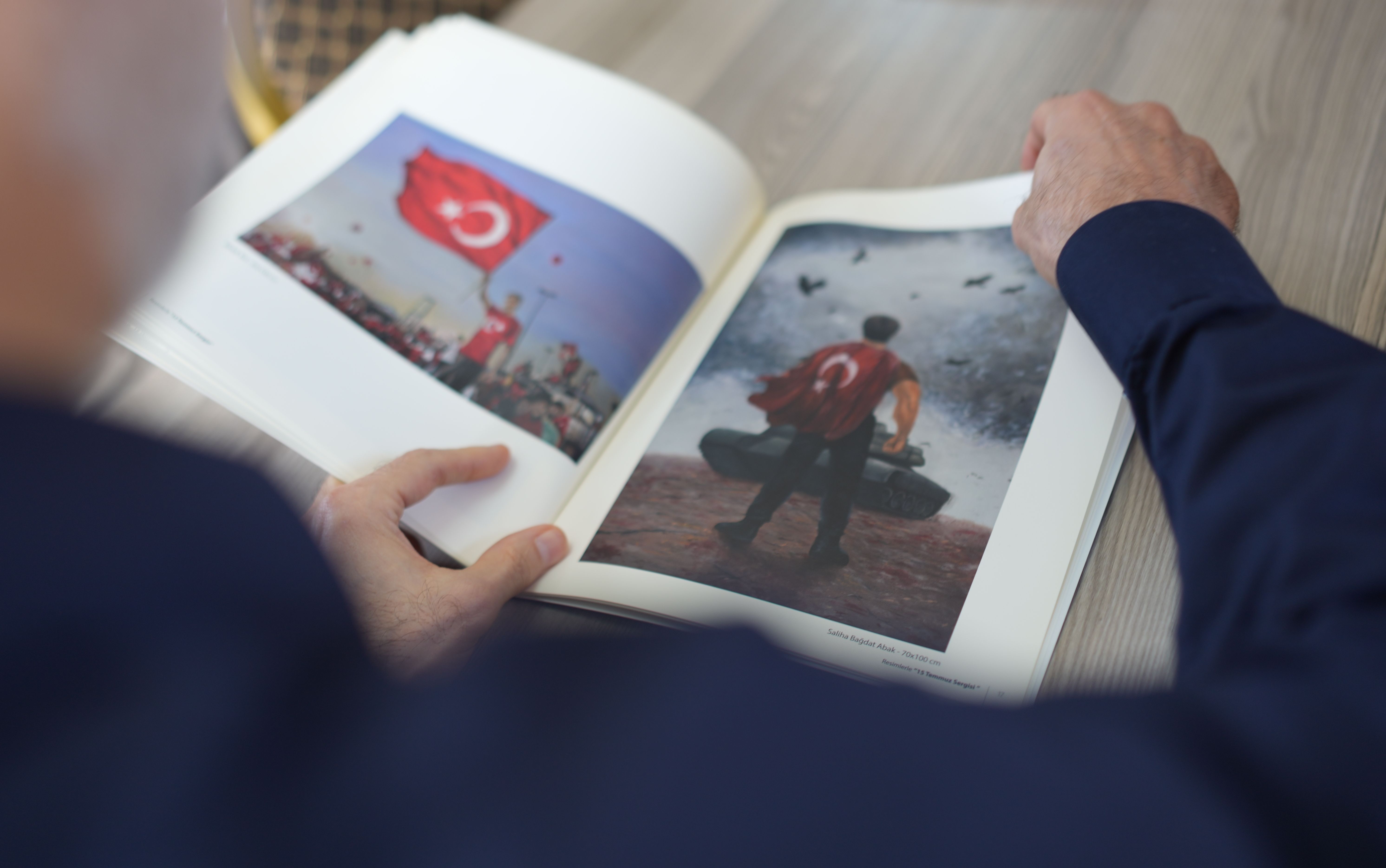 Çocukluk tutkusunu çocuklara resim öğreterek yaşatıyor